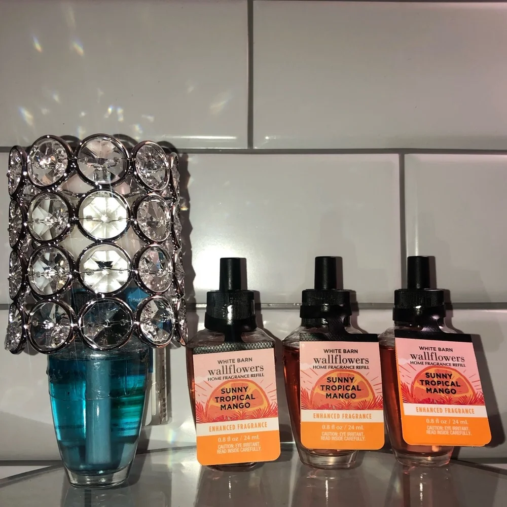 Sunny Tropical Mango: Bath & Body Works Wallflower Plug & Refill Bundle
